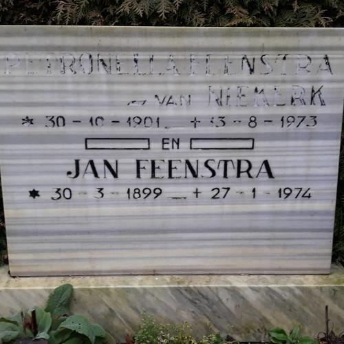 Grave of Jan Feenstra & Petronella van Niekerk
