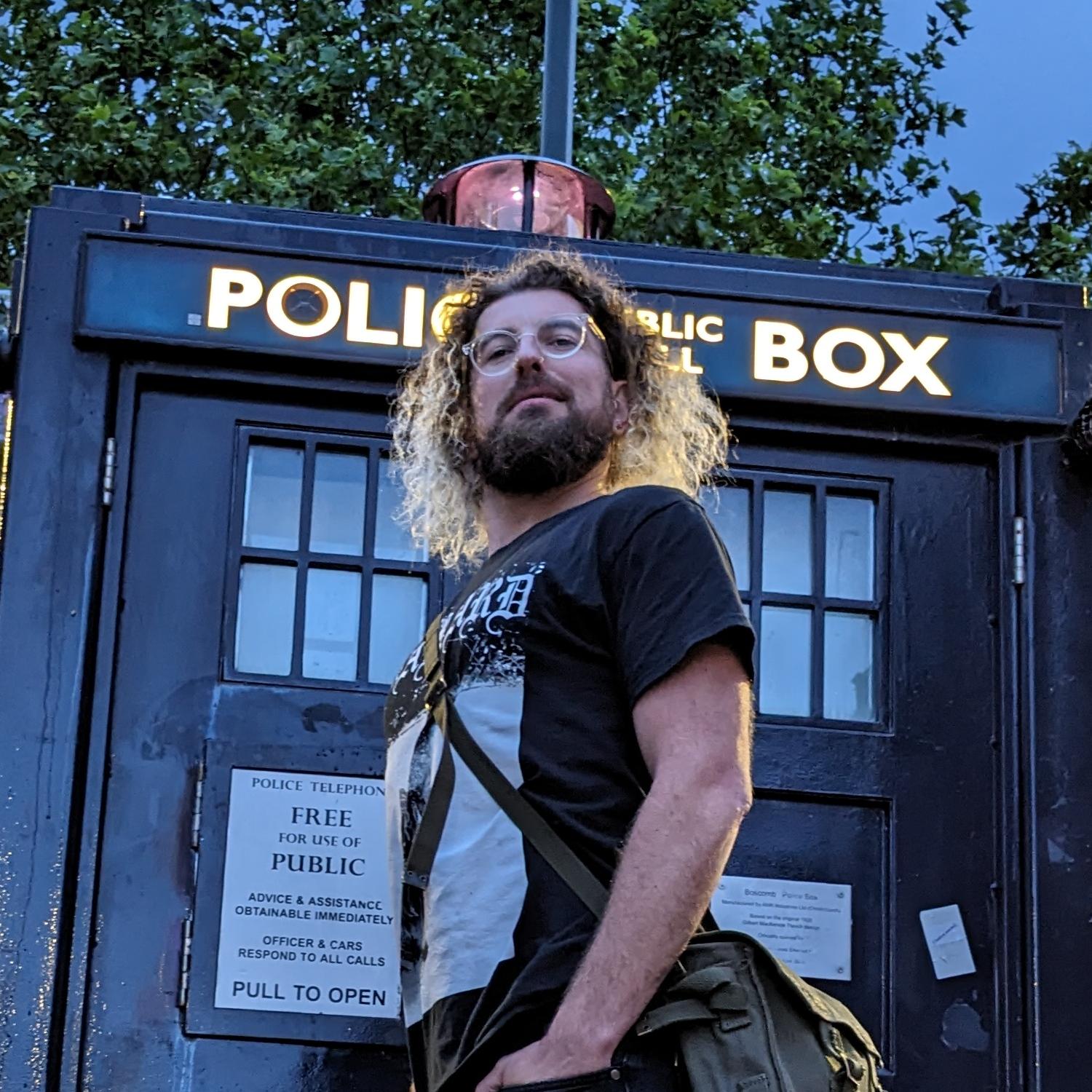 Photo of Bart Feenstra in front of a police booth