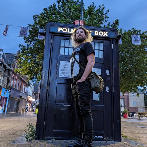 Photo of Bart Feenstra in front of a police booth