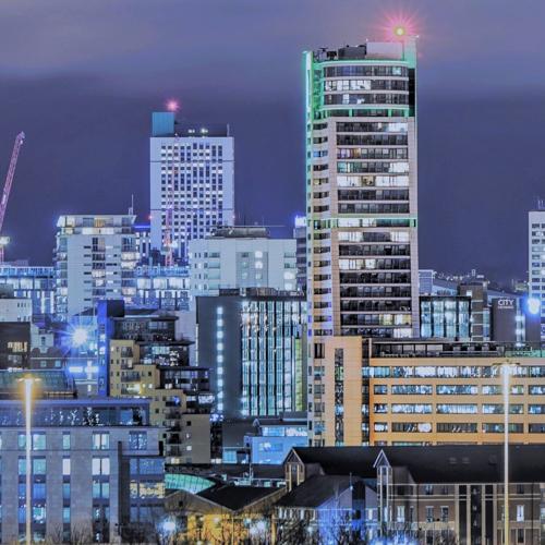 File wikipedia-Leeds CBD at night.jpg