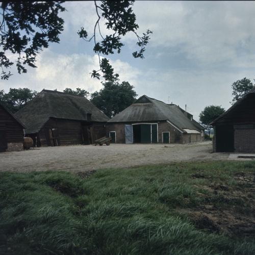 Bestand wikipedia-Overzicht met schuren op het boerderijcomplex - Fluitenberg - 20379394 - RCE.jpg